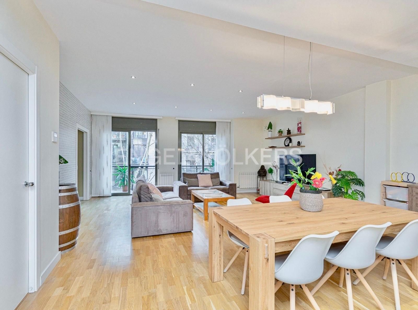 Exterior view of Apartment for sale in  Barcelona Capital  with Air Conditioner, Heating and Parquet flooring