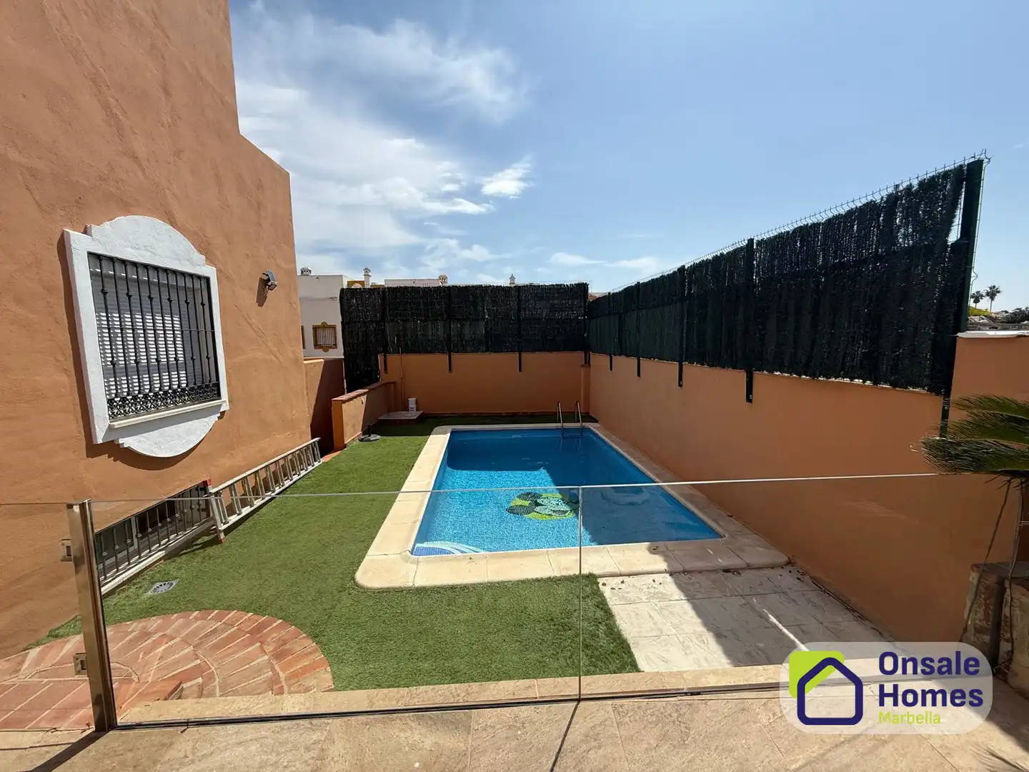 Piscina de Casa adosada en venta en Marbella con Aire acondicionado, Jardín privado y Terraza