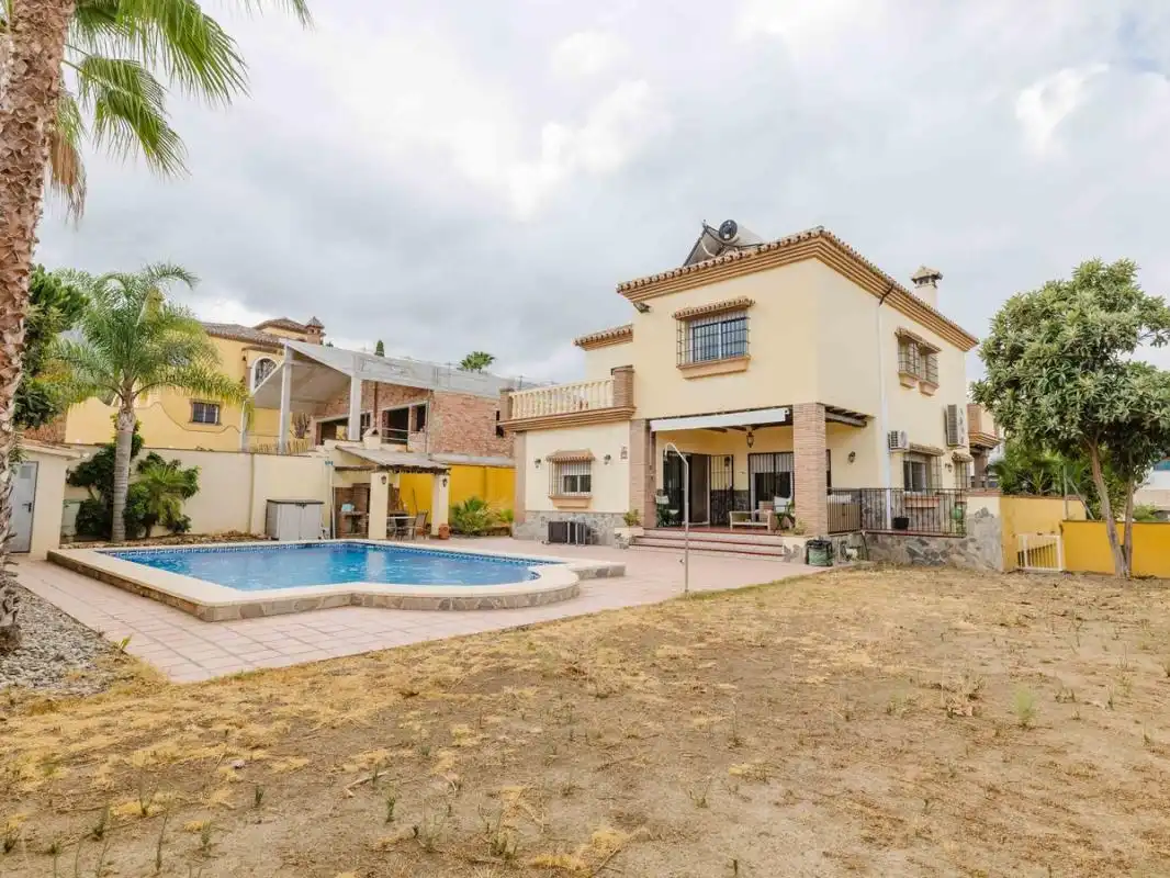 Vista exterior de Casa o xalet en venda en Alhaurín El Grande amb Aire condicionat, Calefacció i Jardí privat