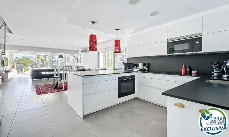 Casa con piscina en venta en Carrer Llobregat, imagen 3
