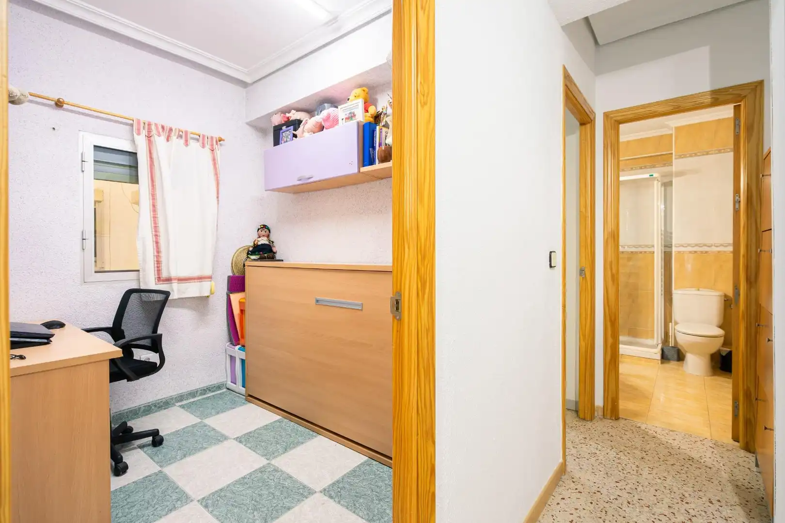 Bedroom of Flat for sale in Sevilla  with Air Conditioner, Furnished and Balcony