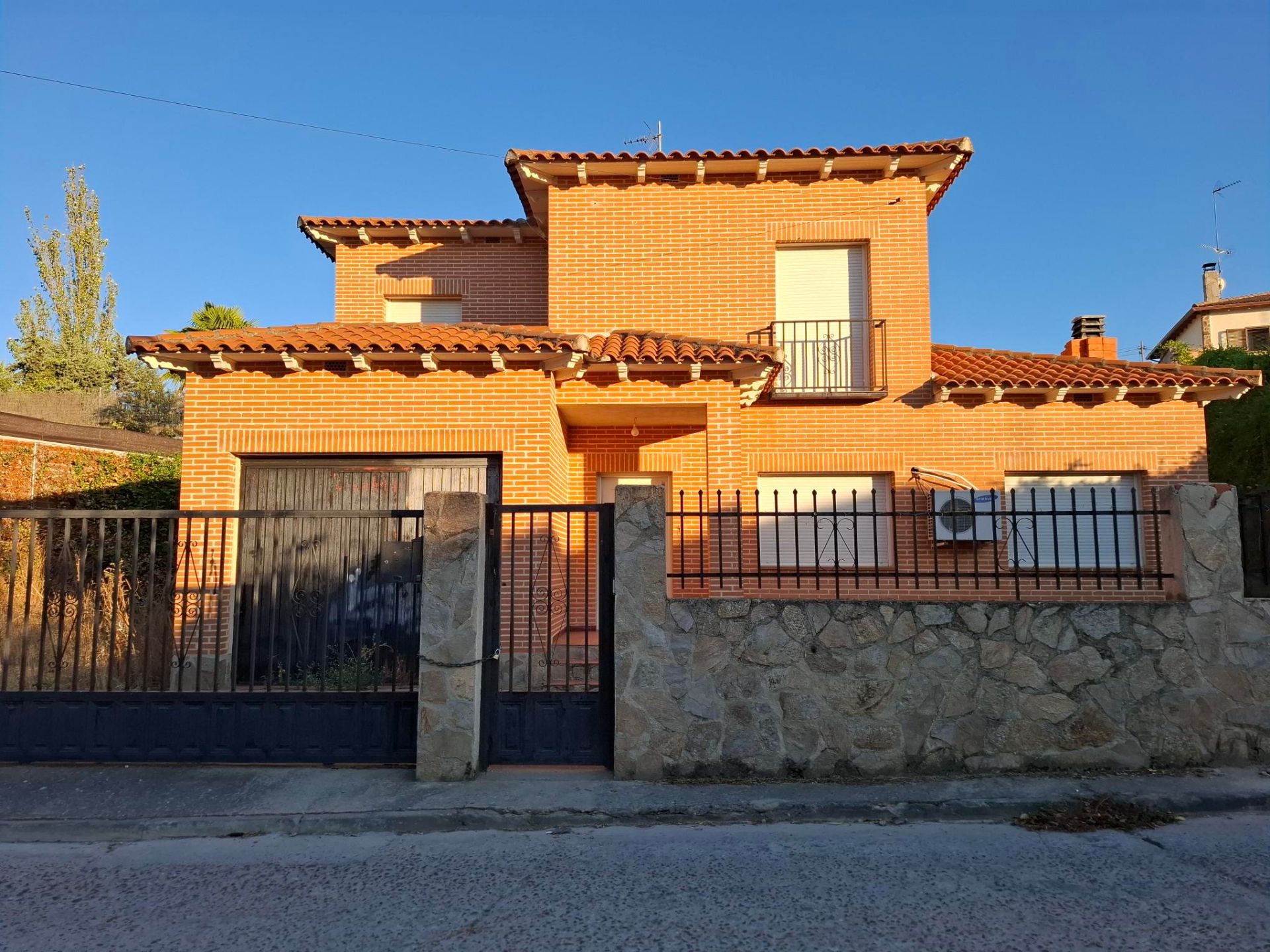 Exterior view of House or chalet for sale in Méntrida  with Private garden, Terrace and Balcony
