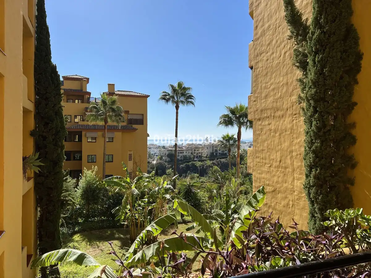 Vista exterior de Apartament en venda en Estepona amb Aire condicionat, Terrassa i Piscina comunitària