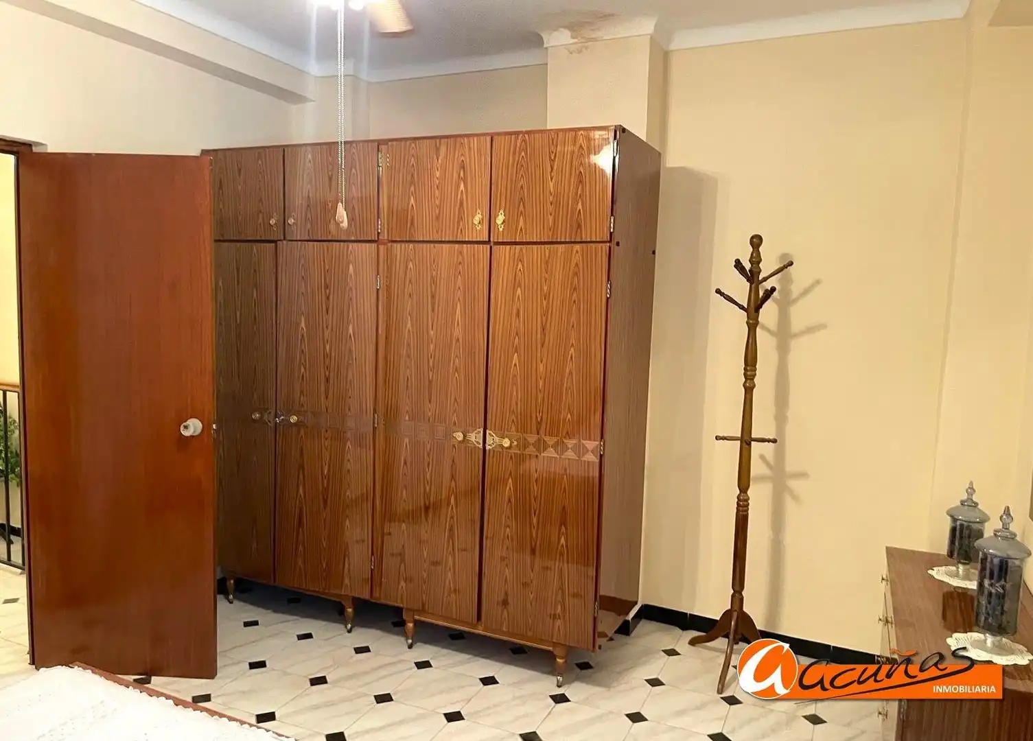 Habitación de Casa adosada en venta en Alameda con Trastero