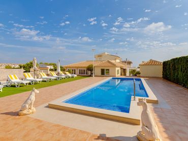Villa con piscina in vendita a Carrer Carrer de la Sierra Morena-las Filipinas