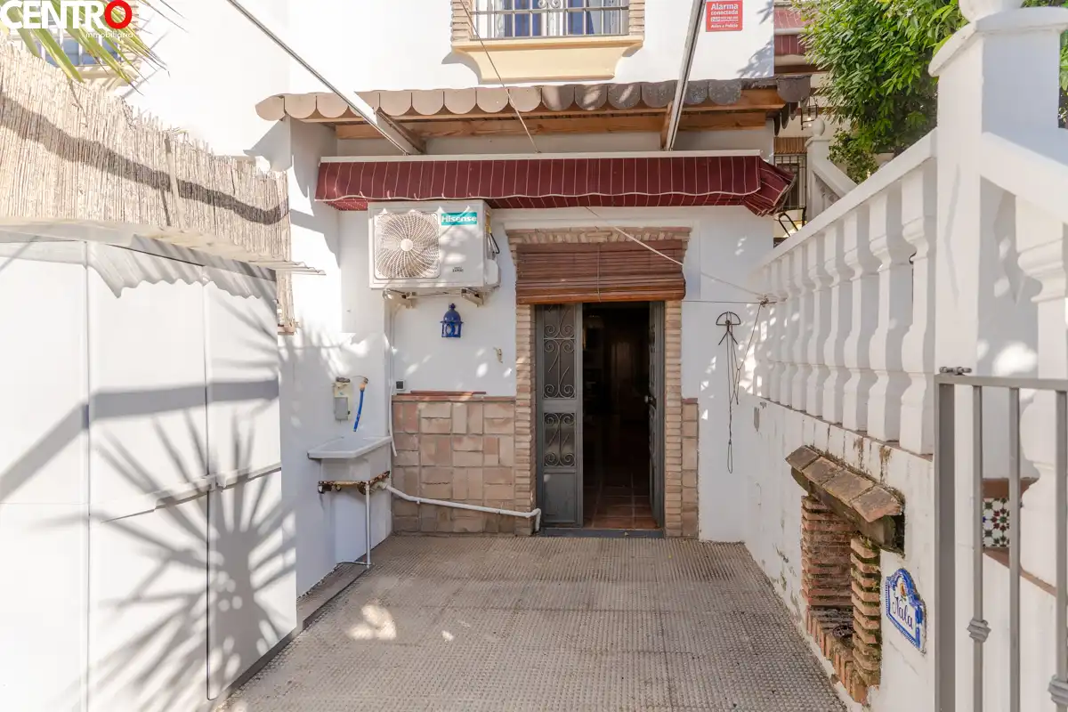 Vista exterior de Casa o chalet en venta en La Zubia con Aire acondicionado, Calefacción y Jardín privado