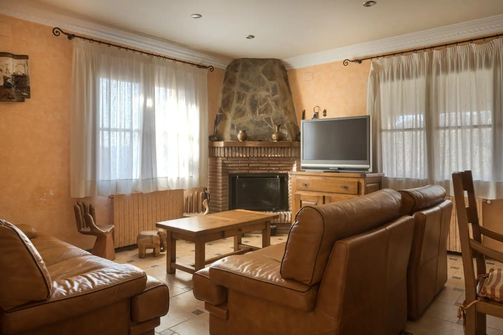 Sala de estar de Finca rústica en venta en La Selva del Camp con Aire acondicionado, Jardín privado y Trastero