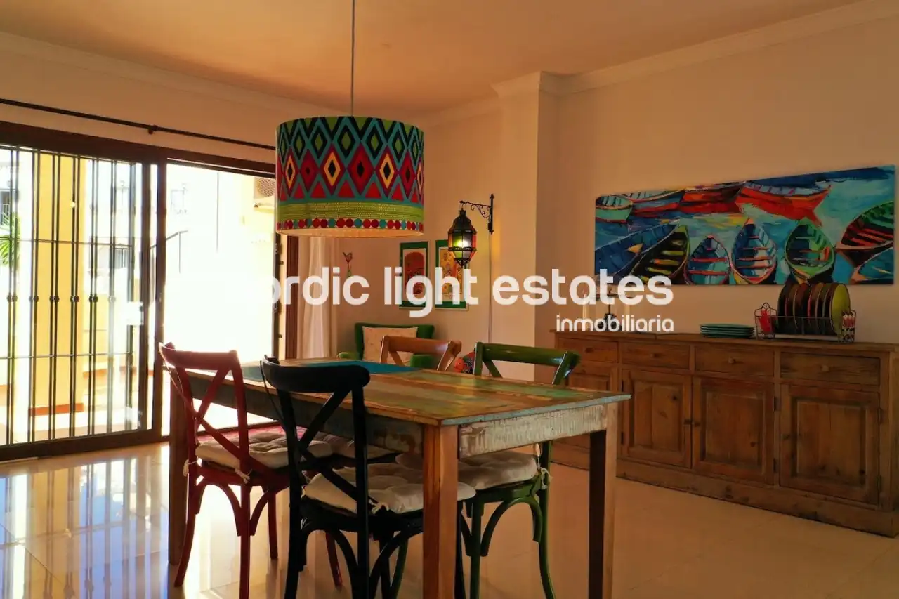 Vista exterior de Casa o chalet en venta en Nerja con Terraza, Piscina y Amueblado
