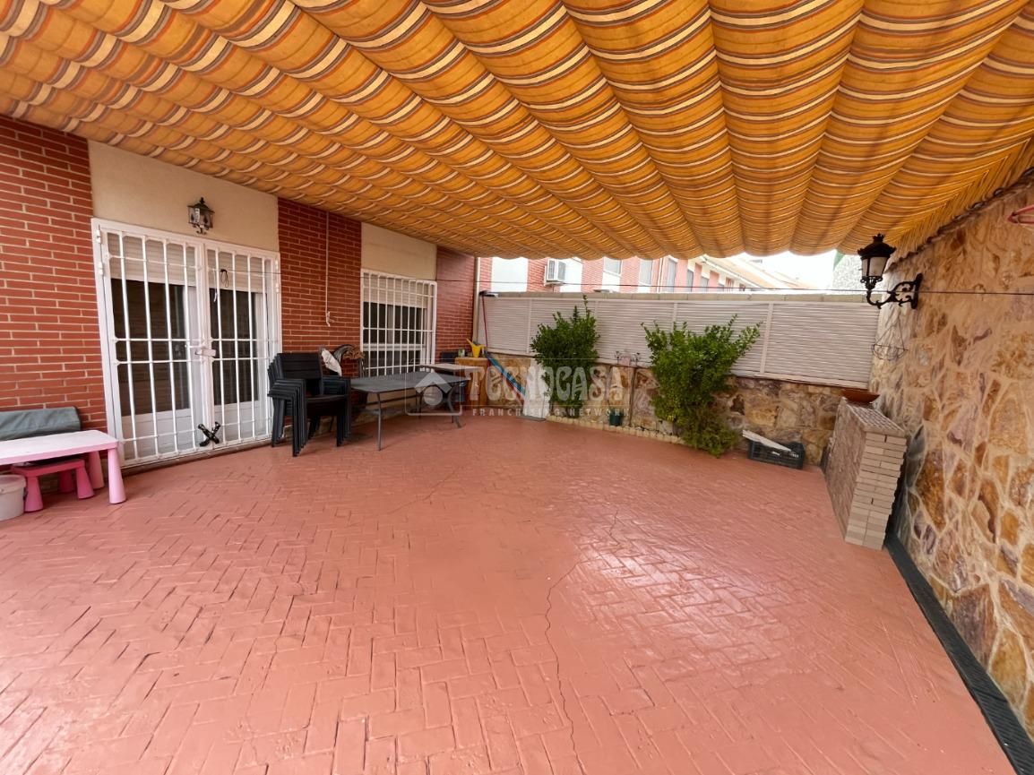 Terrassa de Casa adosada en venda en Loeches