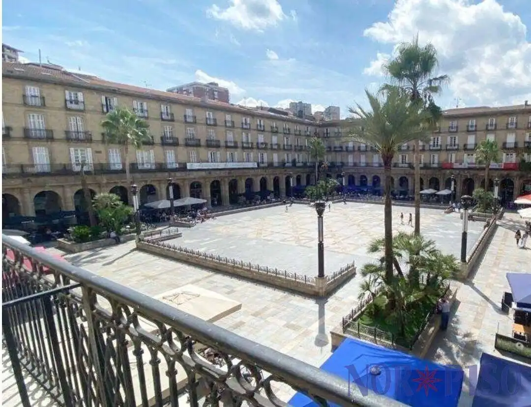 Vista exterior de Pis de lloguer en Bilbao  amb Calefacció i Balcó
