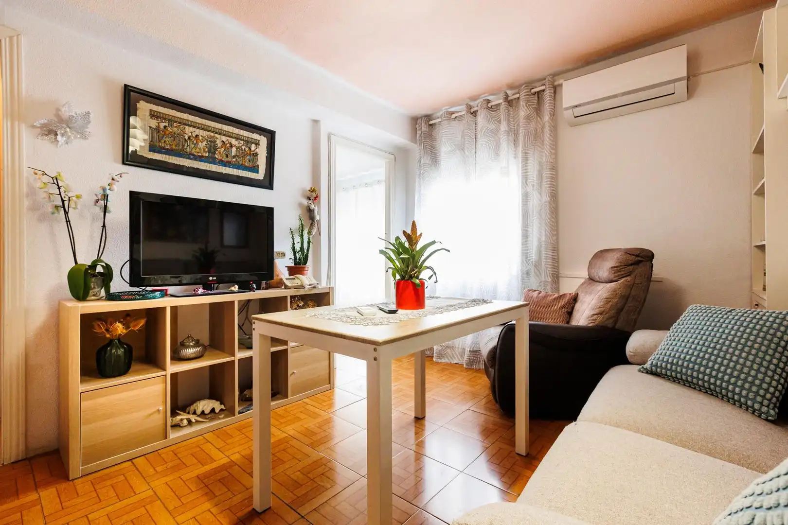 Living room of Flat for sale in Madrid  with Air Conditioner, Heating and Furnished