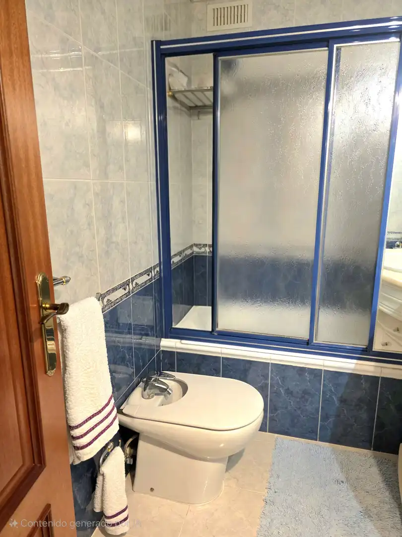 Badezimmer von Einfamilien-Reihenhaus zum Verkauf in Castro-Urdiales mit Heizung, Privatgarten und Parkett