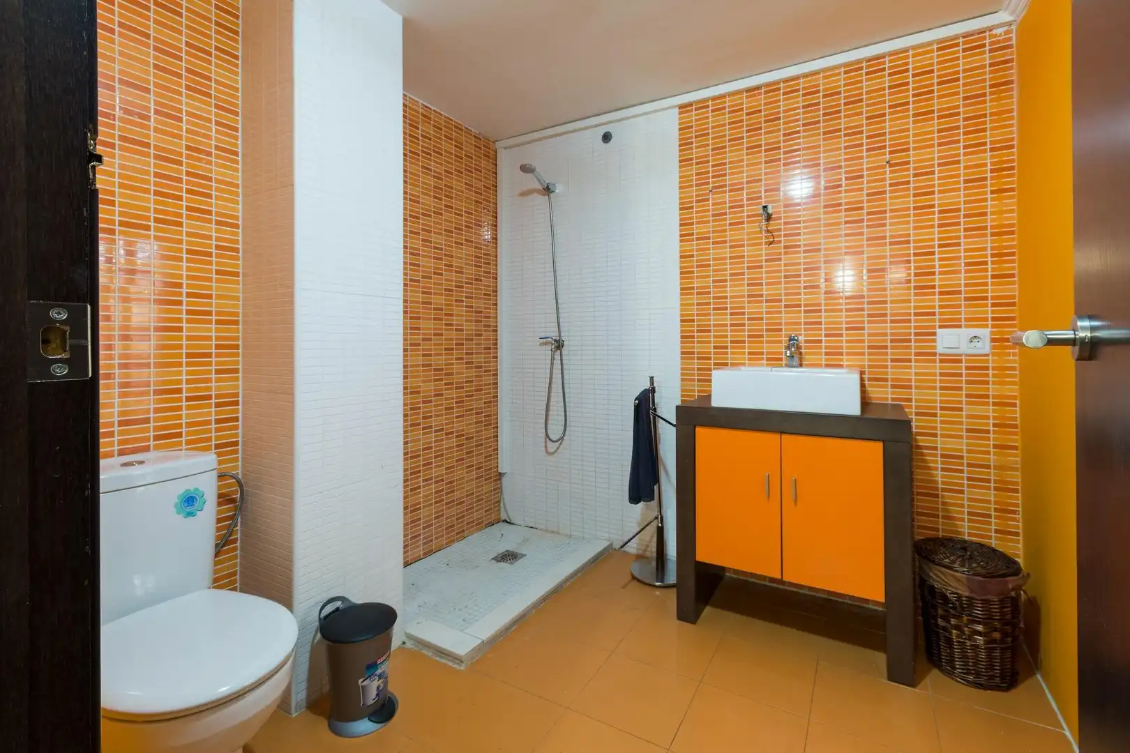Badezimmer von Büro zum Verkauf in Gandia mit Klimaanlage und Heizung