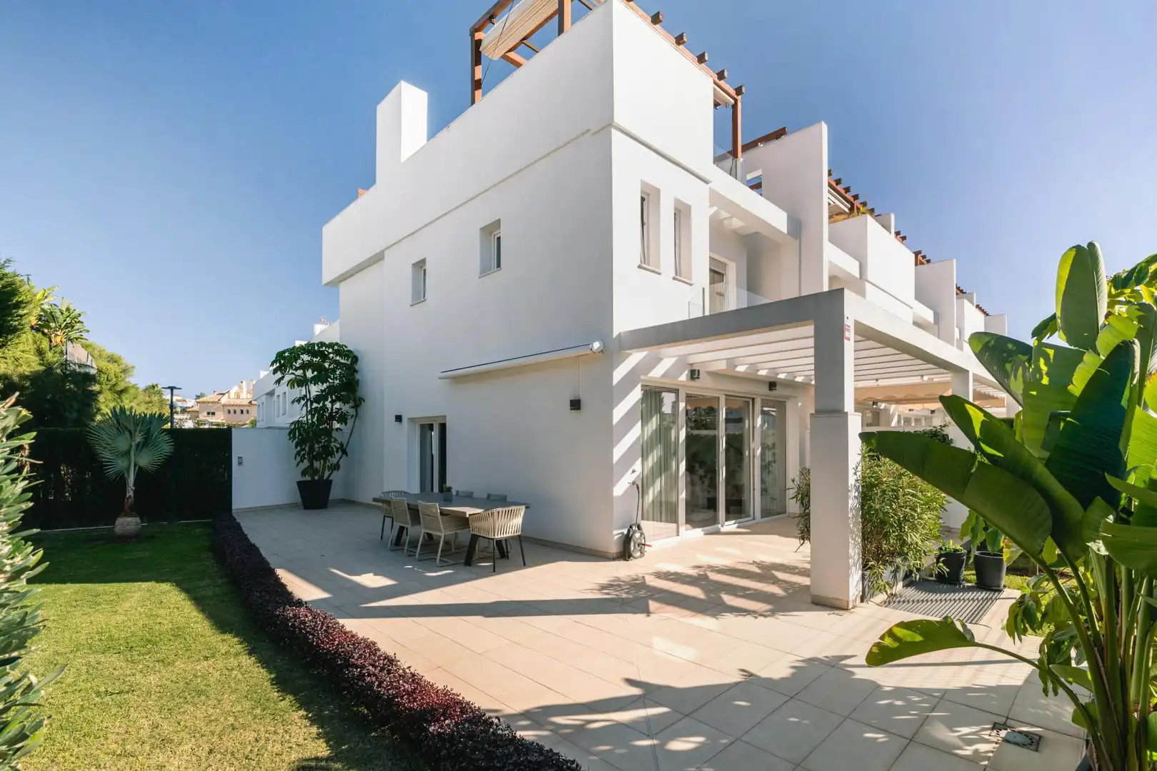 Außenansicht von Einfamilien-Reihenhaus zur Miete in Mijas mit Klimaanlage, Terrasse und Schwimmbad