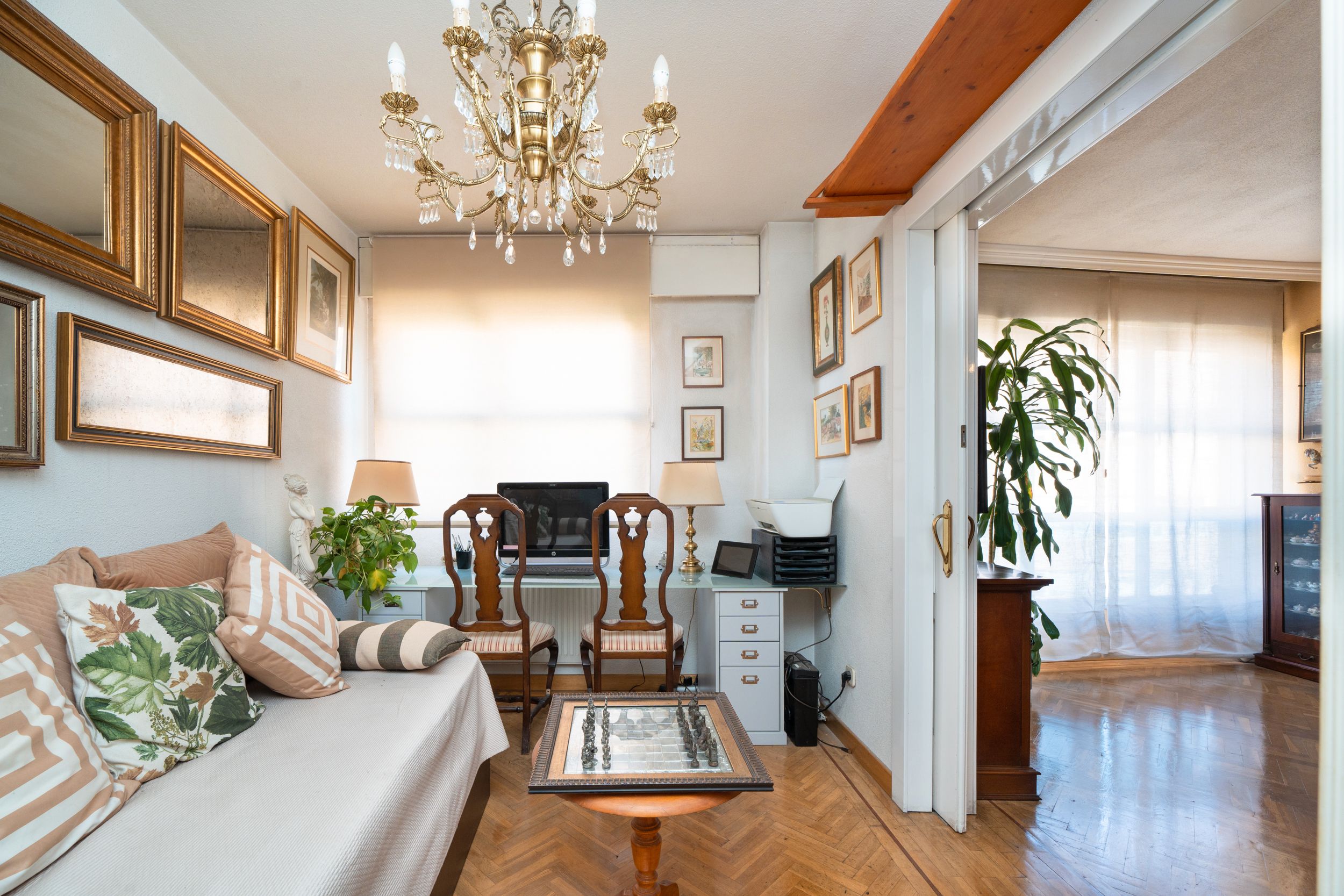 Sala d'estar de Pis en venda en  Madrid Capital amb Calefacció, Parquet i Balcó