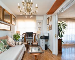 Sala d'estar de Pis en venda en  Madrid Capital amb Calefacció, Parquet i Balcó