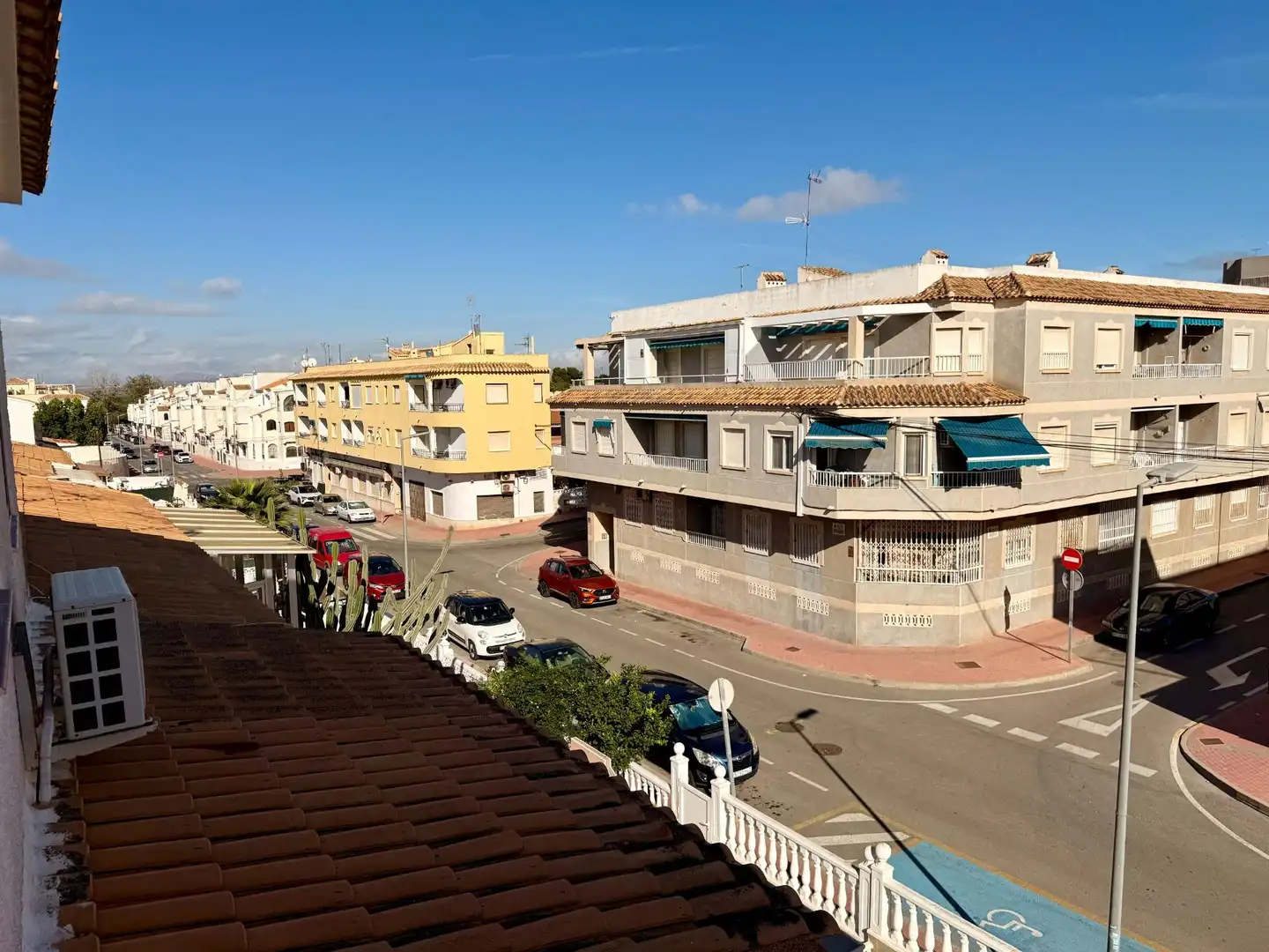 Vista exterior de Casa adosada en venda en Torrevieja amb Terrassa, Moblat i Balcó