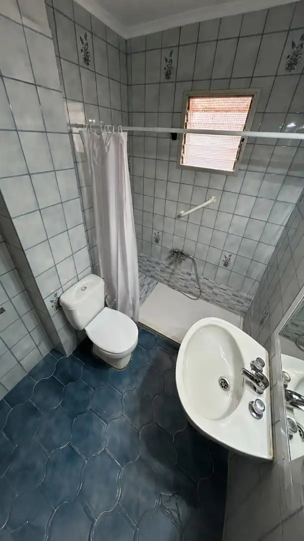 Badezimmer von Wohnung zur Miete in Brenes mit Klimaanlage, Terrasse und Möbliert
