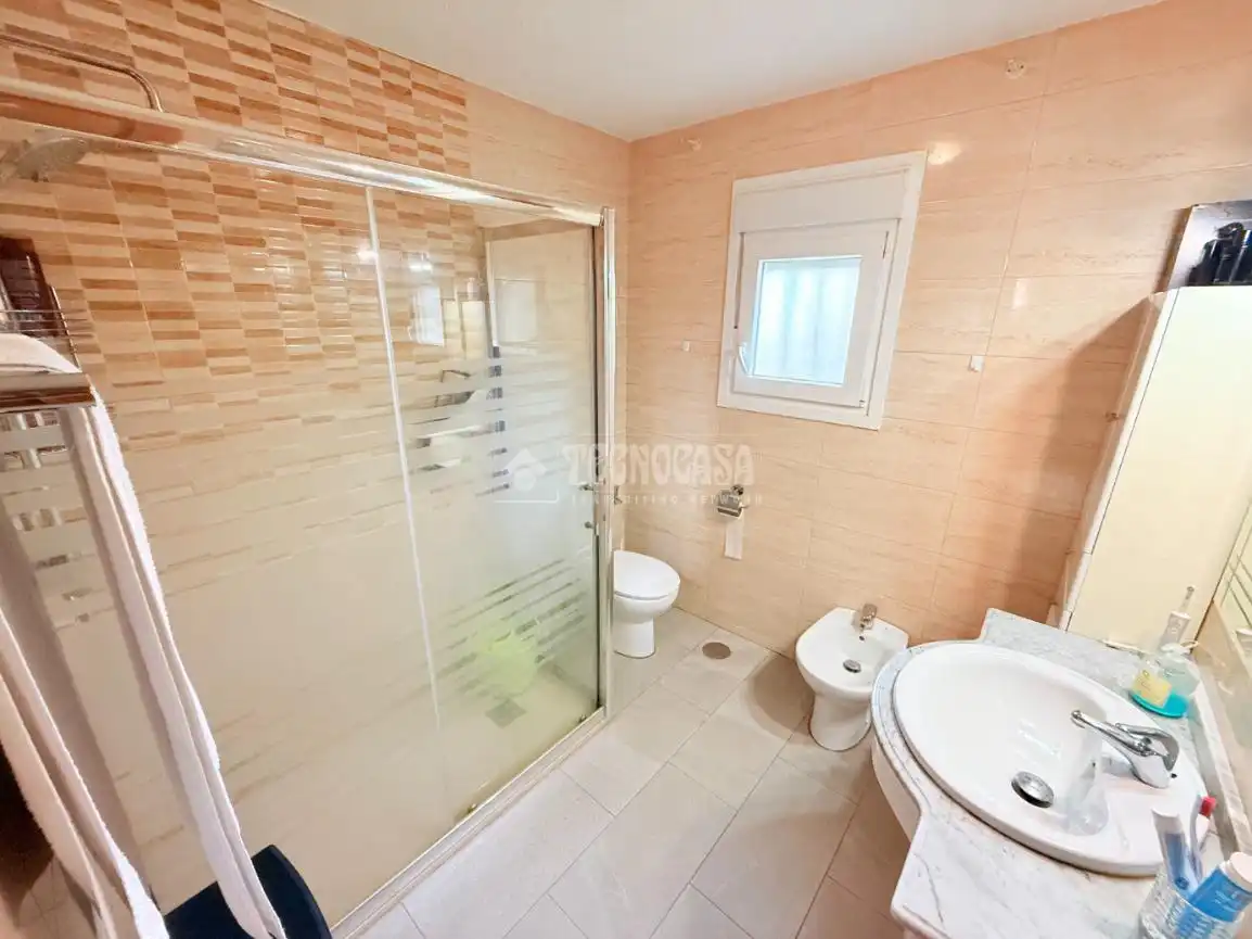 Badezimmer von Haus oder Chalet zum Verkauf in Cedillo del Condado mit Klimaanlage, Heizung und Privatgarten