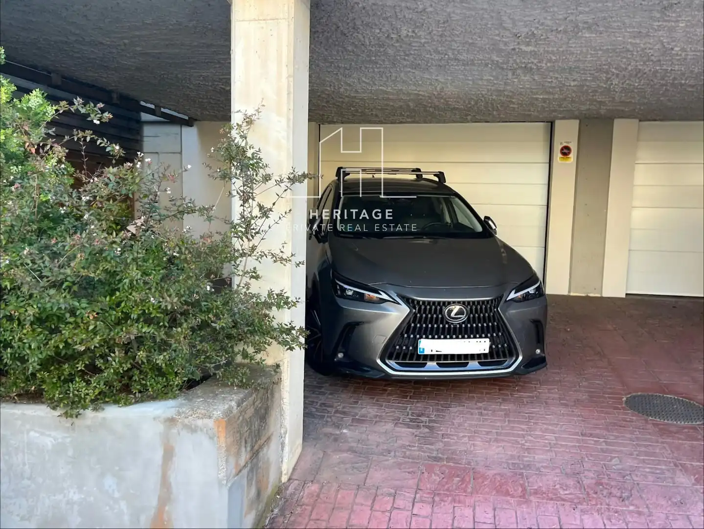 Parking de Casa adosada de alquiler en Tiana con Aire acondicionado, Calefacción y Jardín privado