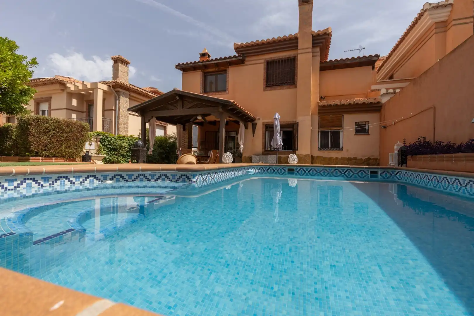 Piscina de Casa o xalet en venda en La Zubia amb Calefacció, Jardí privat i Terrassa