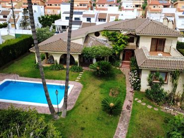 Villa avec balcon à vendre à El Grao