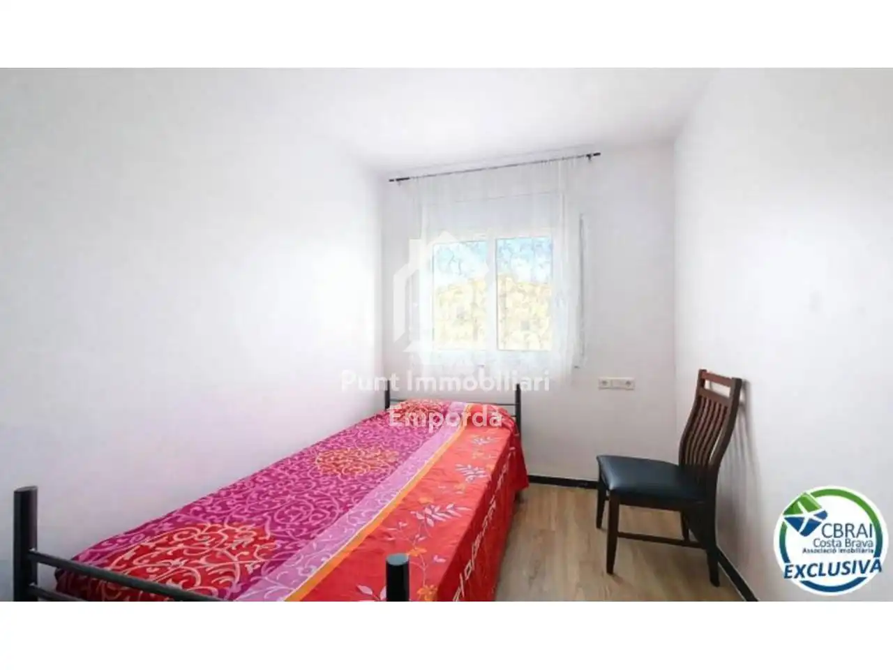 Schlafzimmer von Einfamilien-Reihenhaus zum Verkauf in Empuriabrava mit Klimaanlage, Heizung und Terrasse