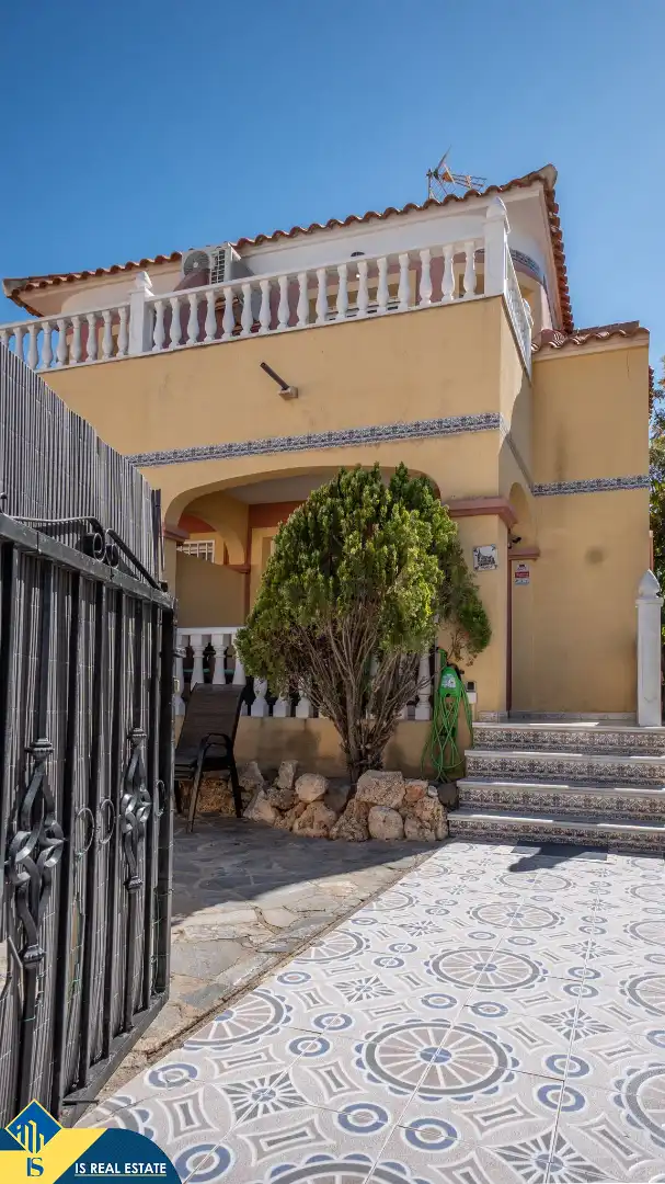 Vista exterior de Casa o xalet en venda en Torrevieja amb Aire condicionat, Calefacció i Terrassa