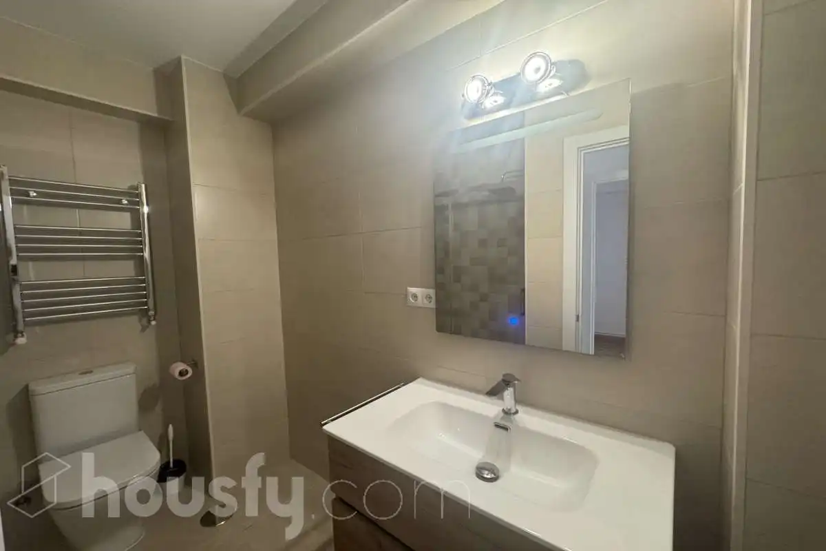 Baño de Piso de alquiler en Móstoles con Parquet y Amueblado