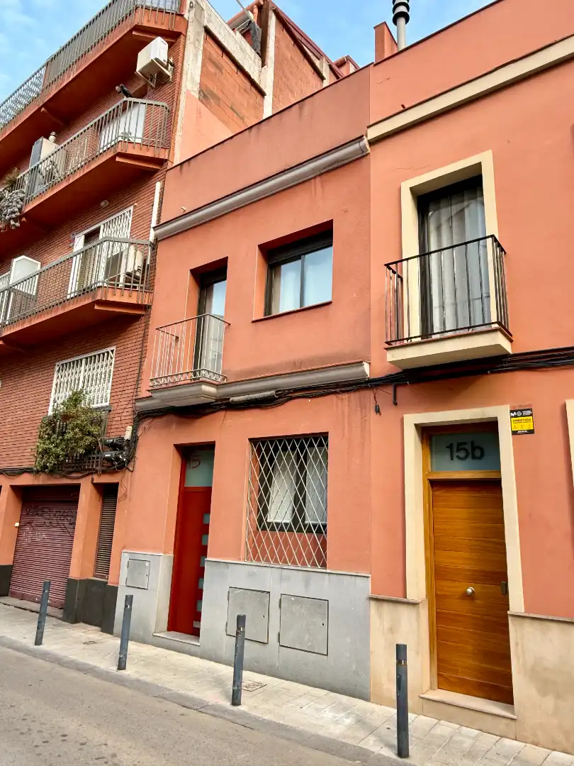 Vista exterior de Casa adosada en venda en Barcelona amb Aire condicionat, Calefacció i Jardí privat