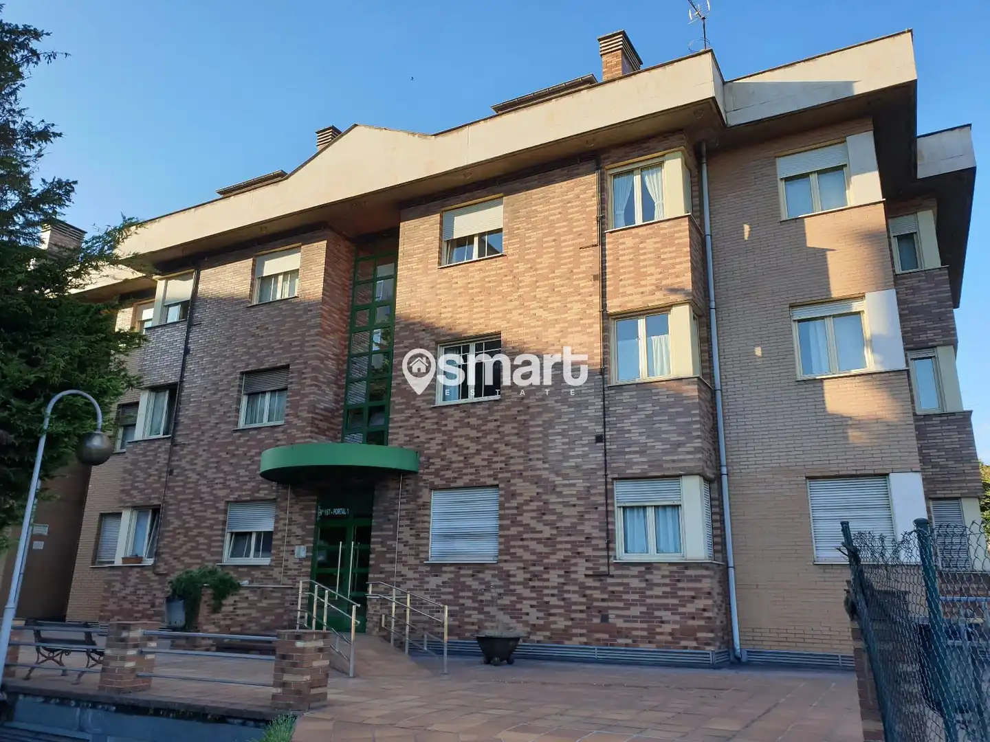 Vista exterior de Piso en venta en Gijón  con Trastero