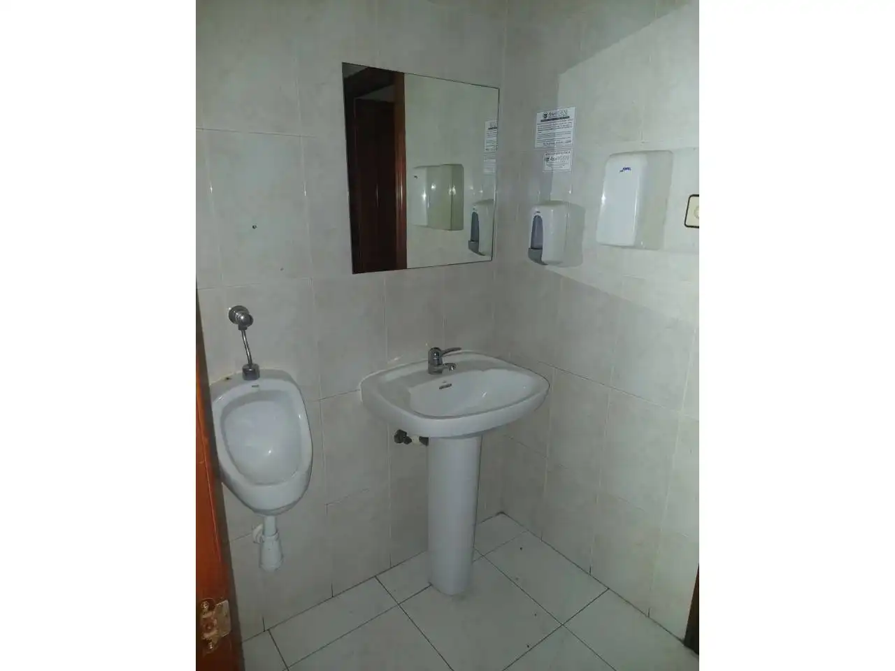 Badezimmer von Geschaftsraum zur Miete in Mieres (Asturias) mit Alarm