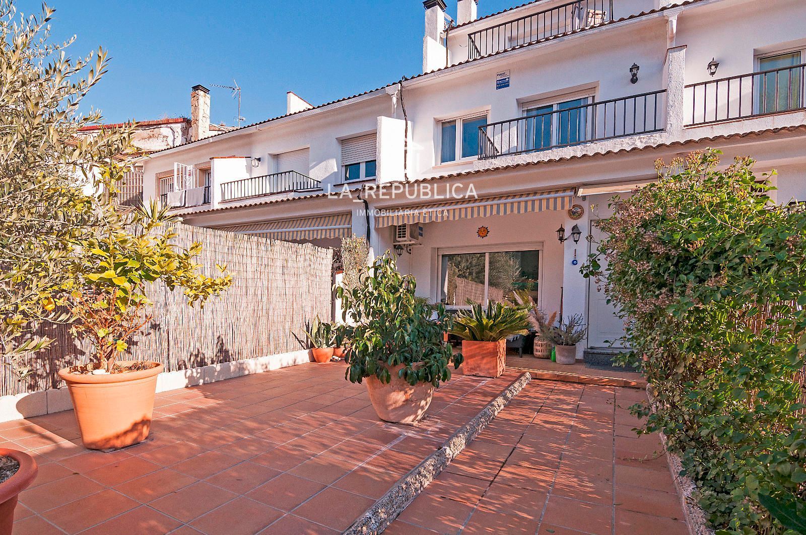 Exterior view of Single-family semi-detached for sale in Sant Iscle de Vallalta  with Air Conditioner, Heating and Private garden