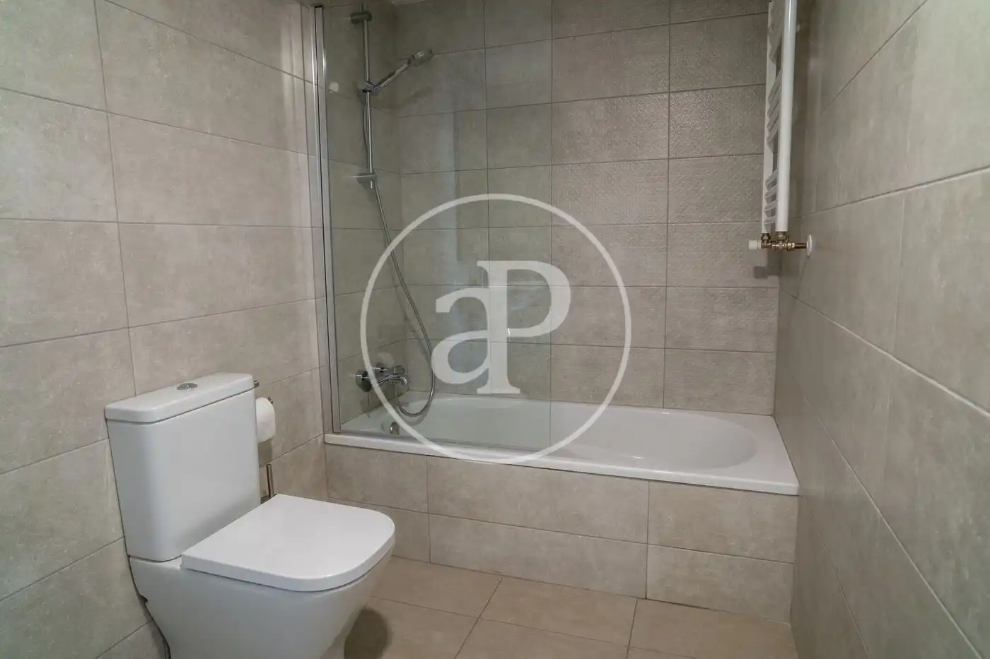 Bathroom of Flat for rent in Valencia  with Air Conditioner, Heating and Private garden