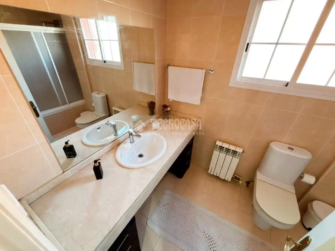 Baño de Casa adosada en venta en Zaragoza con Aire acondicionado