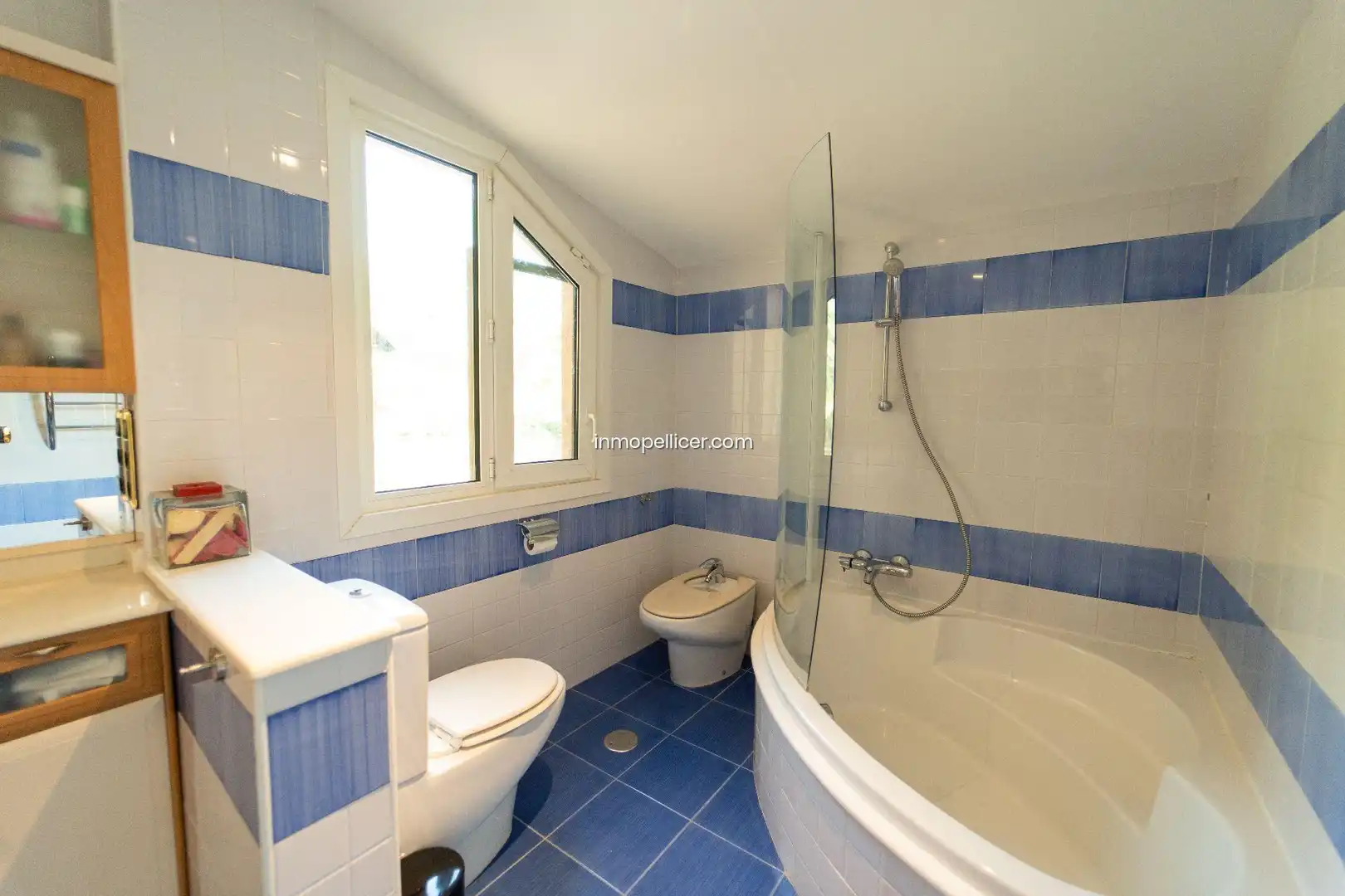 Badezimmer von Haus oder Chalet zum Verkauf in L'Alfàs del Pi mit Klimaanlage, Heizung und Privatgarten