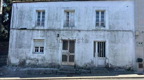 Gran oportunidad!!! Se vende casa para restaurar cerca del centro de Villagarcía. Zona tranquila. 258 m2 construidos repartidos en