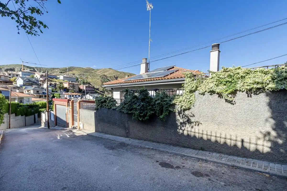 Vista exterior de Casa o xalet en venda en Pinos Genil amb Aire condicionat, Calefacció i Jardí privat