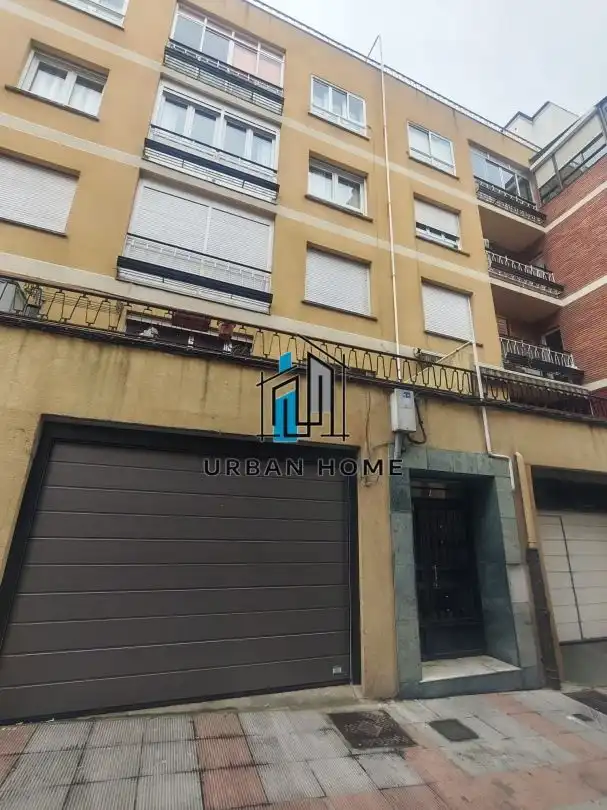 Vista exterior de Local en venta en León Capital 