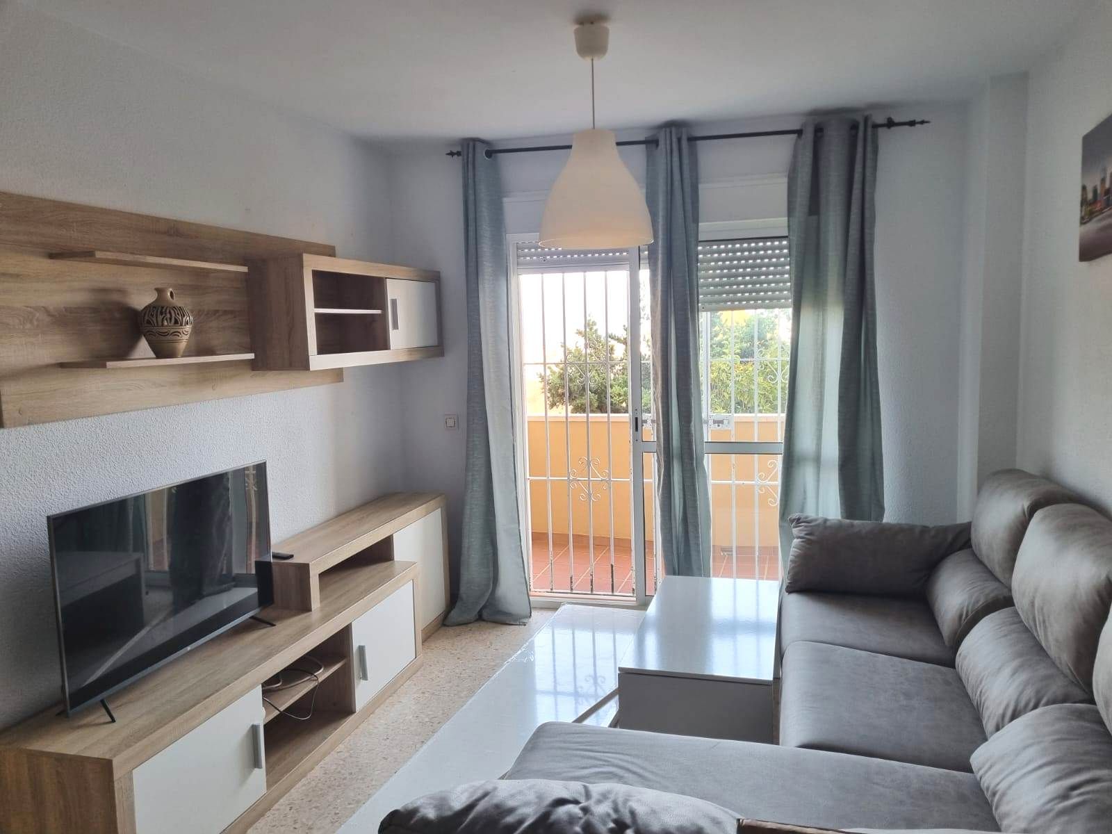 Sala d'estar de Pis de lloguer en Algeciras amb Terrassa, Moblat i Forn