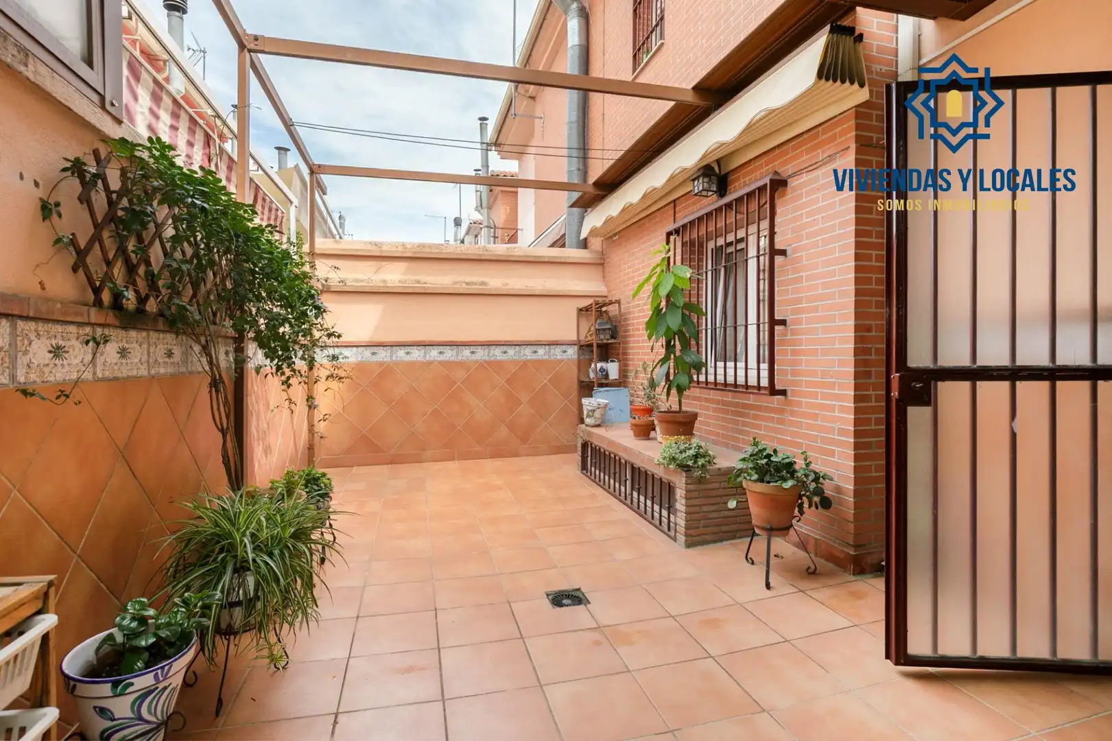 Casa adosada en venta en Angustias - Chana - Encina