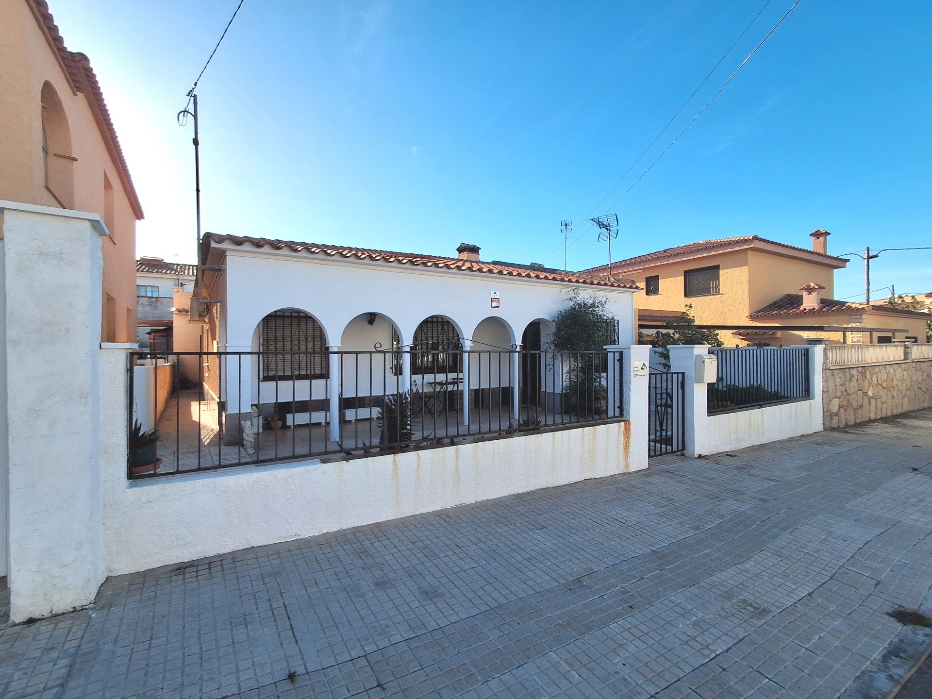 Vista exterior de Casa o xalet en venda en Mont-roig del Camp amb Aire condicionat, Jardí privat i Terrassa