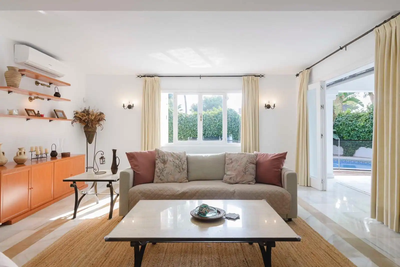 Sala d'estar de Casa o xalet de lloguer en Marbella amb Jardí privat, Terrassa i Piscina