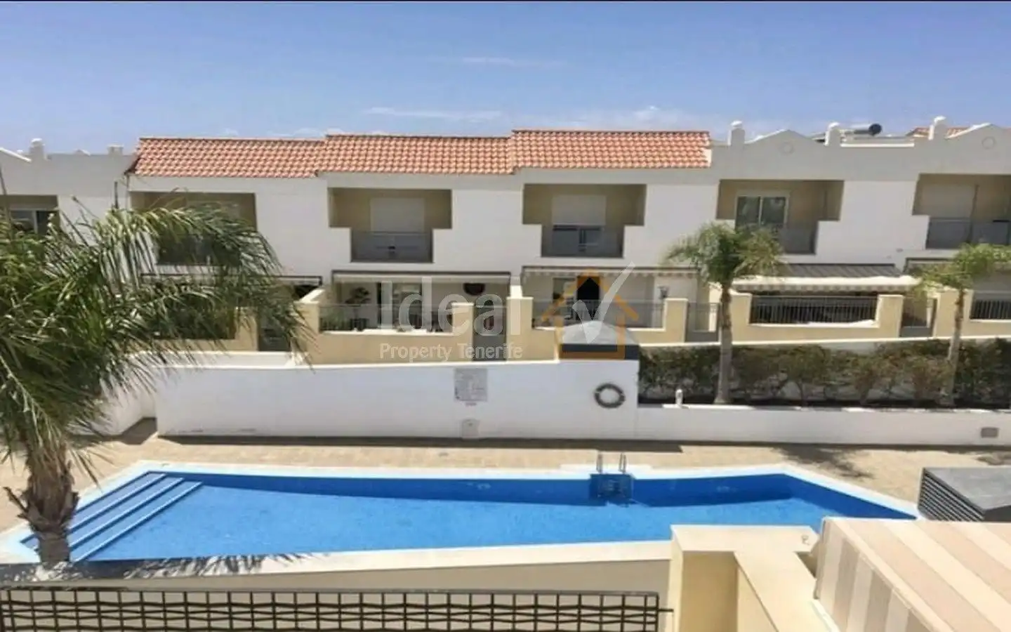 Vista exterior de Casa adosada en venda en Adeje amb Terrassa i Piscina comunitària