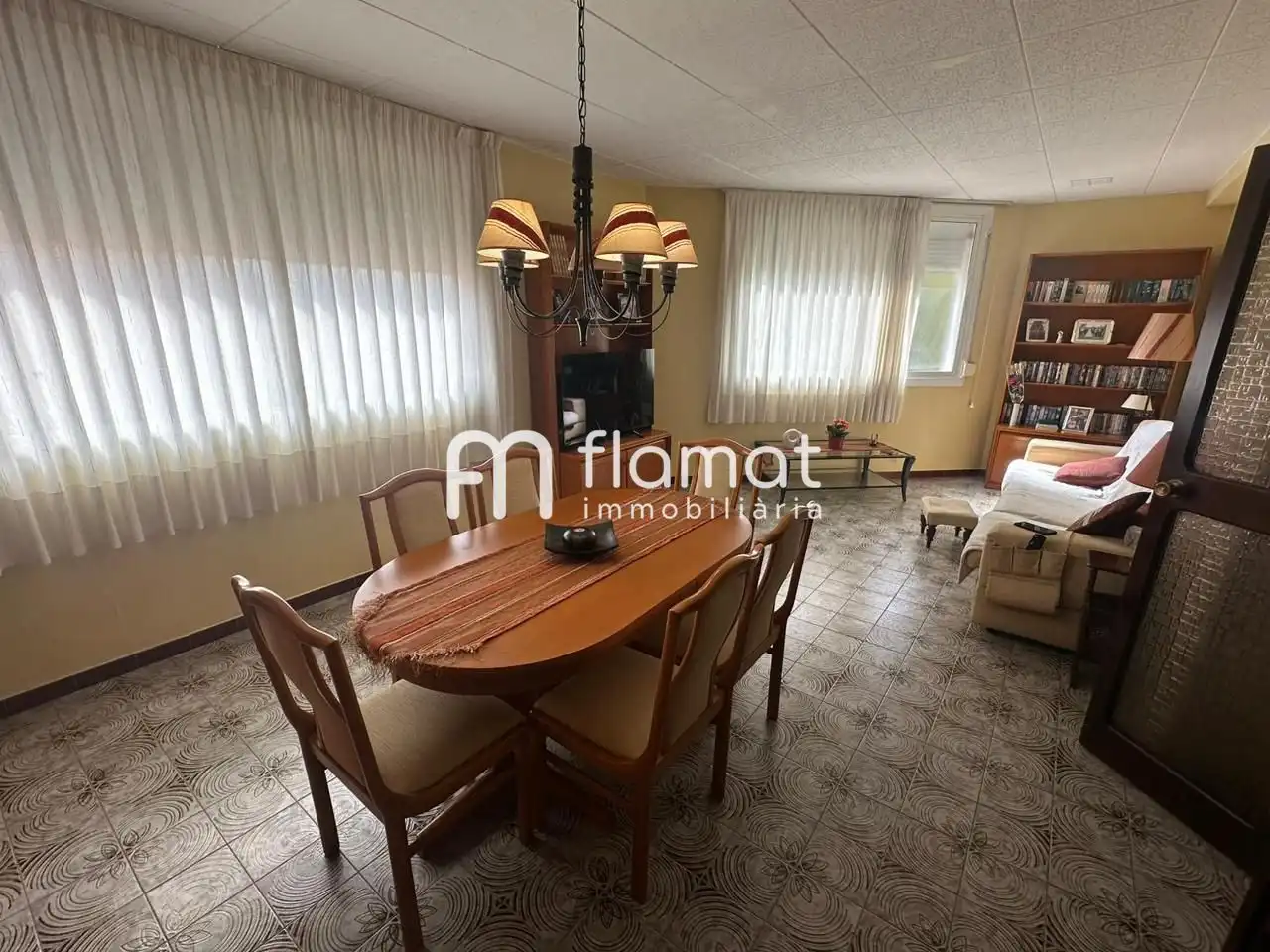 Comedor de Edificio en venta en Santa Coloma de Gramenet