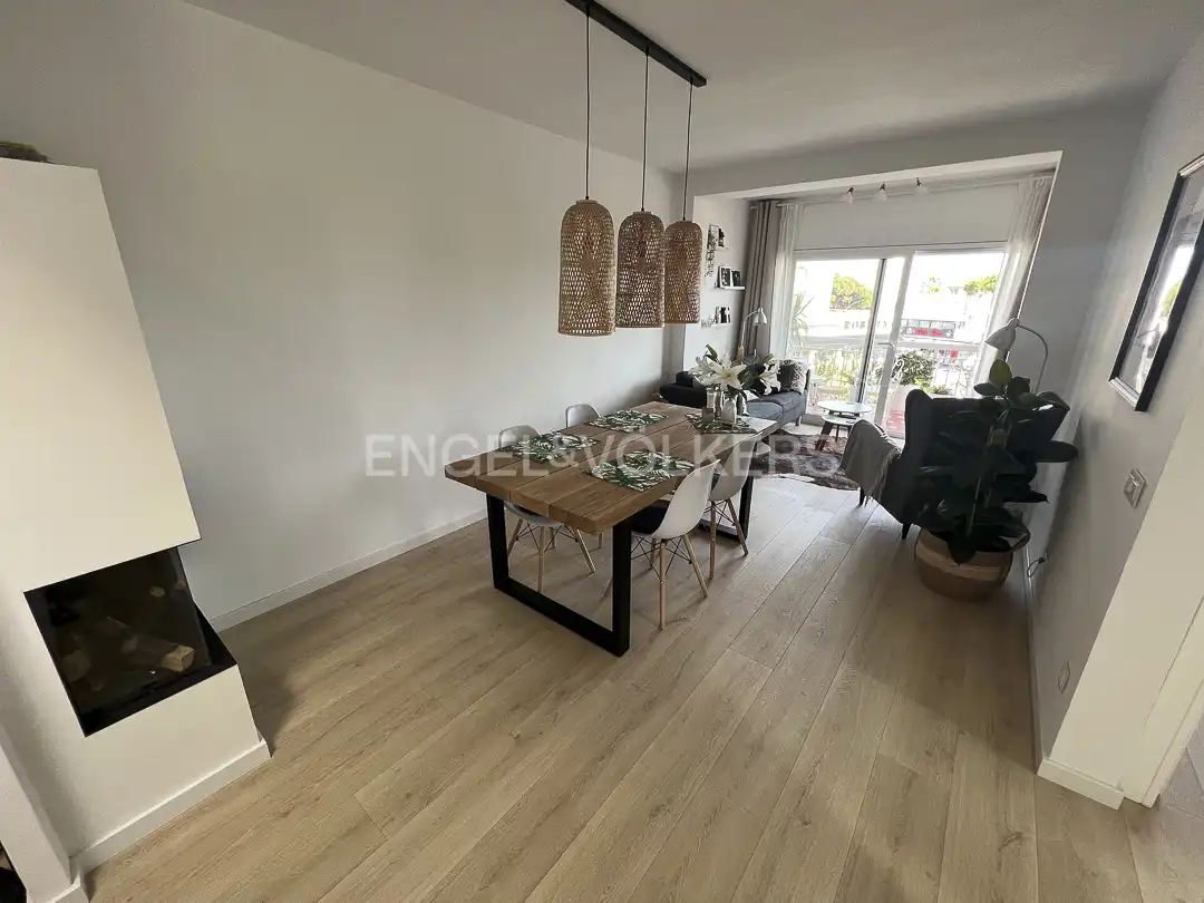 Menjador de Pis de lloguer en Castelldefels amb Aire condicionat, Calefacció i Parquet