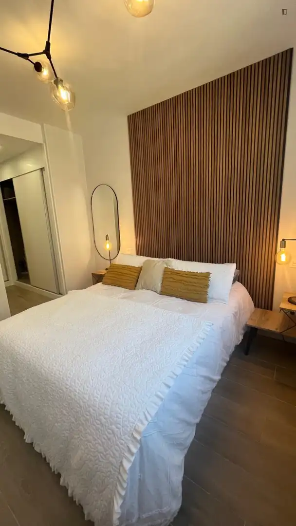 Dormitori de Apartament de lloguer en Madrid amb Aire condicionat, Calefacció i Moblat