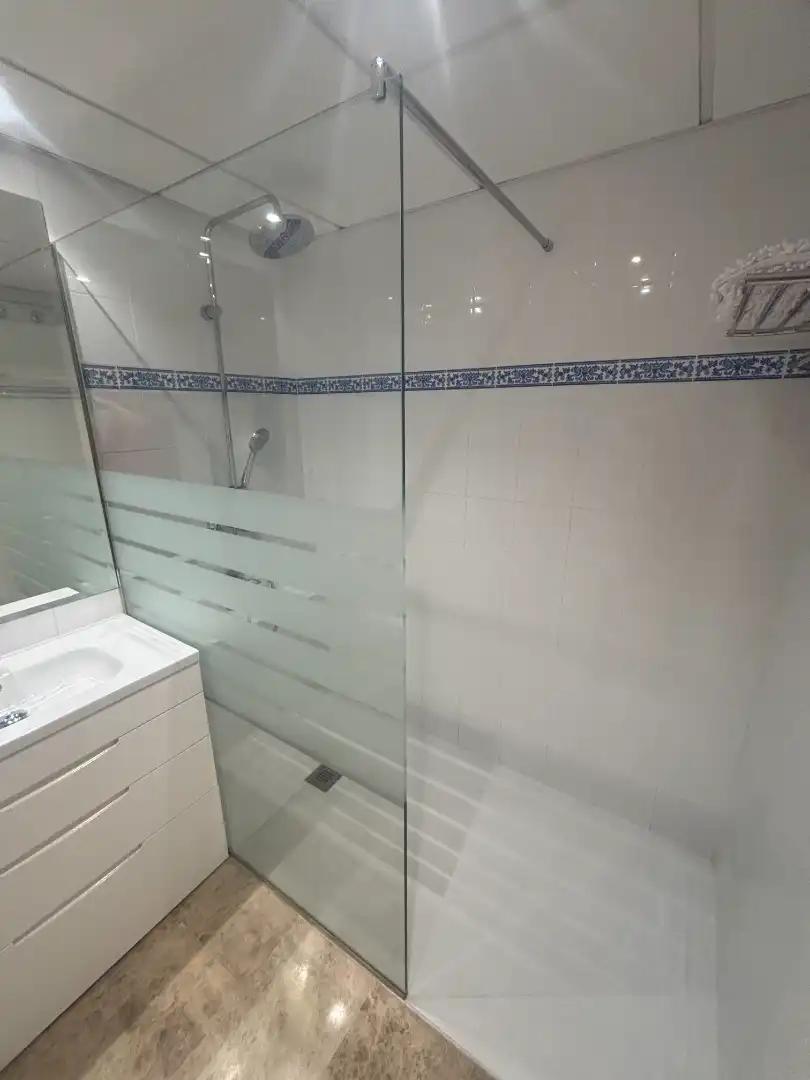 Baño de Piso en venta en Marbella con Aire acondicionado, Terraza y Amueblado