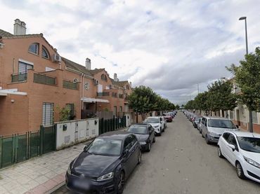Adossat amb jardí en venda a Calle Escogedoras