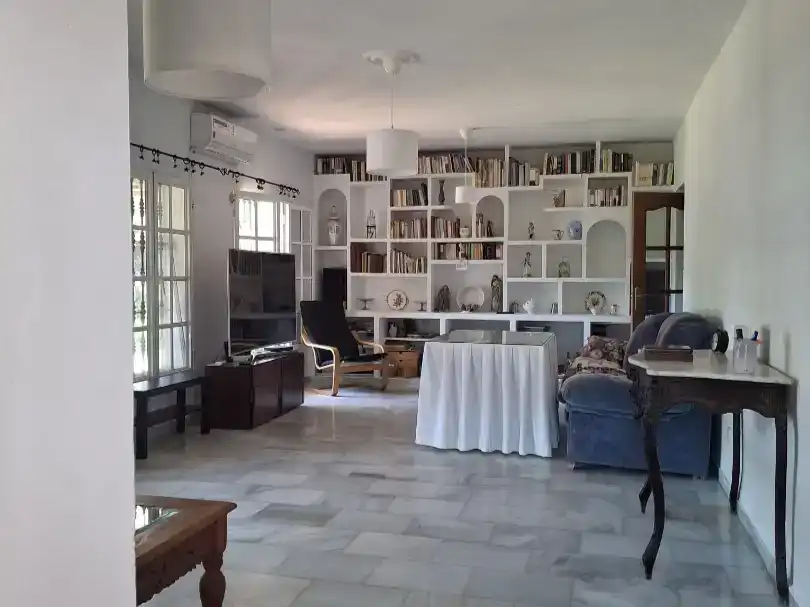 Sala d'estar de Casa adosada en venda en  Sevilla Capital amb Aire condicionat i Piscina
